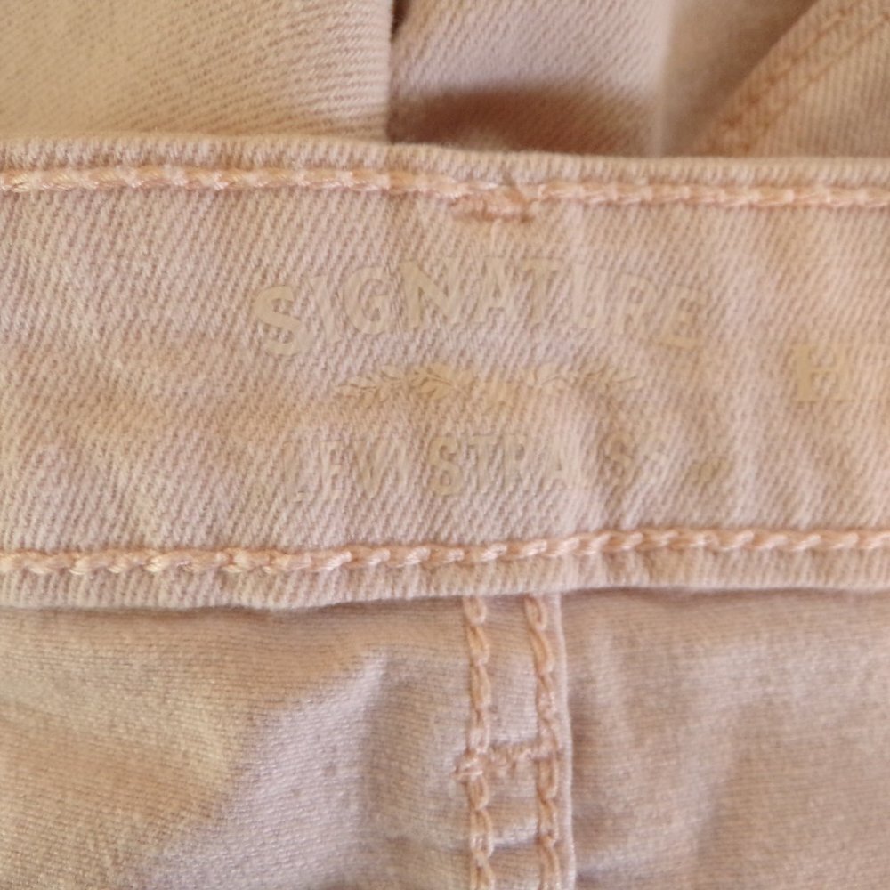 Levi's Signature Women's Soft Pink High Rise Denim Shorts - size W33 - Picture 6 of 9